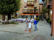 walk along streets of Malcesine.JPG (157888 bytes)