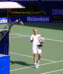 Agassi shows trophy.JPG (82475 bytes)