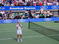 Agassi thanks crowd.JPG (113127 bytes)