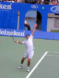 Philippoussis_serves.JPG (81082 bytes)