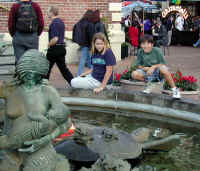 kids & fountain.JPG (98194 bytes)